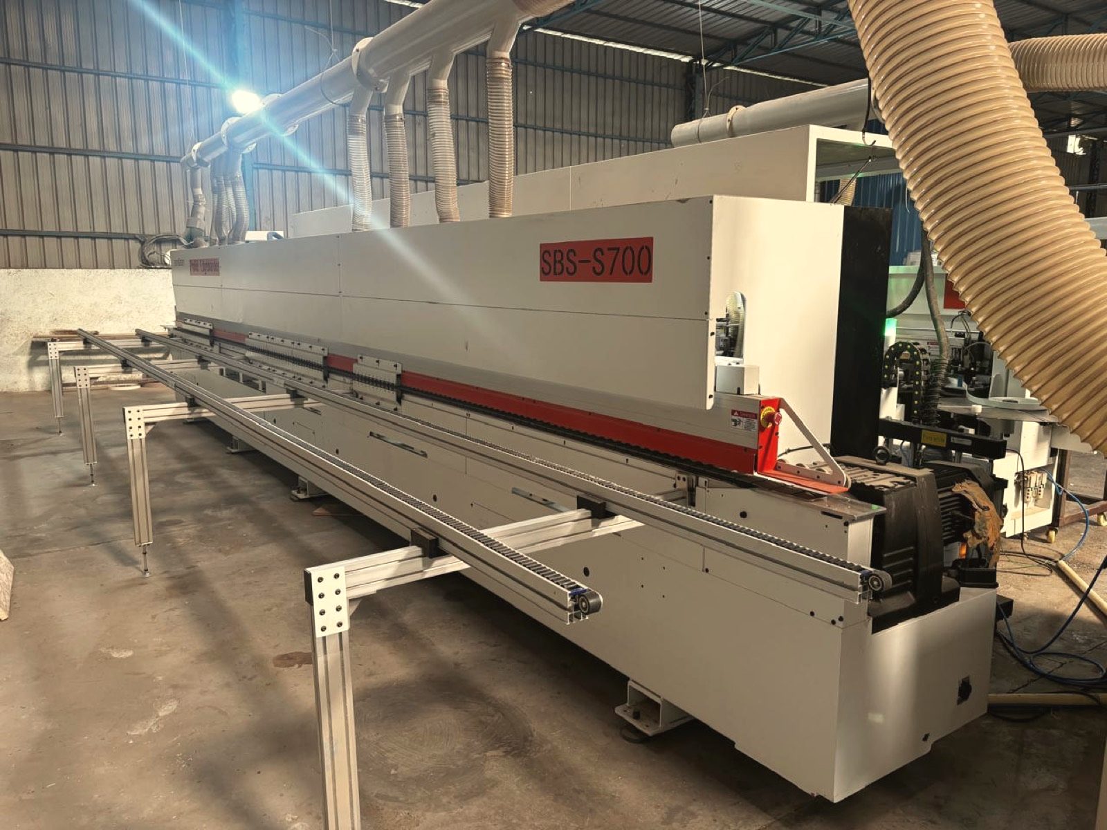 Profile edge-banding machine for handleless edges